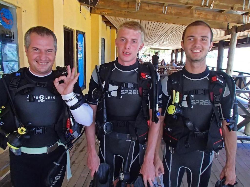 Ratu Kini Dive & Stay Остров Мана Екстериор снимка